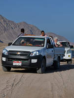 Auf der Ladefläche eines Pick-Up´s durch die Wüste ist wahrlich ein Erlebnis für den mitteleuropäischen Touristen.