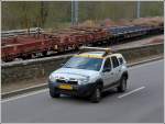 Am 14.04.2012 fuhr dieser Dacia Duster mit Blinklicht als Begleitfahrzeug vor dem nachfolgenden Schwertransport um die entgegenkommenden Verkehrsteilnehmer zu warnen.
