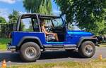 =Jeep Wrangler auf dem Weg zur Oldtimerausstellung bei Schloss Fasanerie, 06-2025