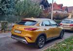 Rückansicht: gelber Kia XCeed. Foto: 11.2021.