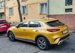 Rückansicht:Kia XCeed in der Farbe Quantum Yellow. Foto: Dezember, 2021.