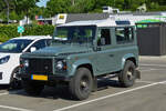 Land Rover Defender, gesehen auf einem Parkplatz. 05.2022