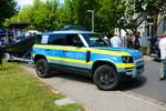 Land Rover Defender am 11.06.22 in Wiesbaden beim der offenen Tür der Polizei