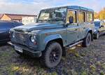 =Land Rover Defender eines Ausstellers steht auf dem Ausstellerparkplatz bei der Bulldogmesse in Alsfeld, 10-2025