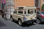 Land Rover Defender 100 in Beige am 17.05.2013 in Rom.