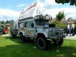 Land Rover mit Anhänger als mobile Werkstatt steht beim Sommerfest in Karlsdorf-Neuthart im Juni 2013