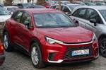 Hier ist ein Lexus LBX (Farbe: Ruby Red alias Karminrot) zu sehen. Die Aufnahme stammt von M�rz, 2026.