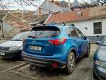 Rückansicht: Mazda CX-5 der ersten Generation in der Farbe Sky Blue. Foto: 02.2021.