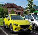 Mazda CX-3 in gelb, gesehen in Juni, 2021.