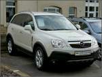 Neuer Opel Antara ausgestellt bei einem Autohaus in Diekirck, fotografiert vom B�rgersteig am 02.08.2010.