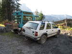 Ein weisser Opel Frontera A mit Gebrauchsspuren, abgestellt auf der Griesalp im Berner Oberland am 17.10.17