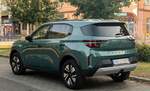 Hier ist ein Opel Frontera Mk3 in der Farbe  Khaki Gr�n  von hinten zu sehen.