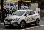 Dieser Opel Mokka fuhr zwischen den Pavilonen während des Automesse Paris (Foto: 11.10.2012)