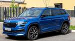 Hier ist ein Skoda Kodiaq (erste Generation, Facelift) in der Farbe Race Blue zu sehen.