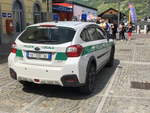 Heckpartie des Subaru XV der Polizia Locale am 30. Juni 2018   am Bahnhof Tirano in Italien.