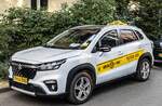 Hier ist ein Suzuki S-Cross (zweite Generation ab 2022 - in der Tatsache ein tiefer Facelift ist es) als Taxi zu sehen. Foto: Juni, 2025.