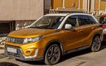 Hier ist ein Suzuki Vitara in der Farbe Solar Yellow zu sehen.