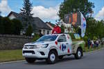 Toyota Hilux, als Teilnehmer der Caravanne du Tour unterwegs auf den Straßen von Luxemburg.