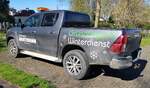 =Toyota Hilux vom Gartenbaubetrieb HARTMANN steht im April 2022 auf dem Friedhof in Lehnerz