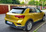 Rückansicht: VW T-Roc in Turmeric Yellow, gesehen in Mai, 2021.