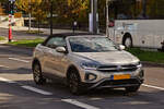 VW T-Roc Cabrio, unterwegs in der Stadt Luxemburg.