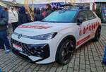 =VW T-Roc steht als Werbetr�ger eines Autohauses auf dem Weihnachtsmarkt in Meinigen, 12-2025