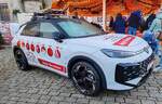 =VW T-Roc steht als Werbetr�ger eines Autohauses auf dem Weihnachtsmarkt in Meinigen, 12-2025