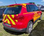 =VW Tiguan als Kommandowagen der Feuerwehr SELIGENSTADT, abgestellt auf dem Parkplatz der 2025er Rettmobil in Fulda (Frontfoto 25.09.25)