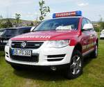 =VW Touareg der Feuerwehr GROßOSTHEIM, gesehen auf dem Parkplatz der RettMobil 2017 in Fulda - Mai 2017