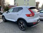 Heckansicht des Volvo XC40 T5 TE Inscription der am 23.2.21 bei einem Händler in Gümligen steht.