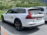 Heckansicht des Volvo V60 CrossCountry  AI 33779  der Air Zermatt am 13.5.23 auf dem Flugplatz Raron.
