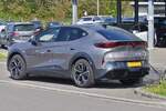 Cupra Tavascan, steht bei einem Autohändler als Vorführwagen, zum Probefahren bereit.