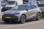 Cupra Tavascan, steht bei einem Autohändler als Vorführwagen, zum Probefahren bereit.