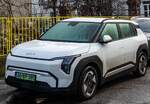Hier ist ein weißer KIA EV3 zu sehen. Die Aufnahme stammt von 02.2026.