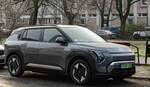 Hier ist ein grauer KIA EV3 zu sehen. Die Aufnahme stammt von 02.2026.