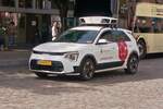 KIA Niro EV, unterwegs in den Stra�en von Maastricht zur Parkausweis Kontrolle.