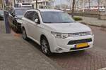 Mitsubishi Outlander, aufgenommen am Stra�enrand an einer Ladestation.