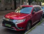 Hier ist ein Mitsubishi Outlander Mk3 als PHEV (Farbe Red Diamond) zu sehen.