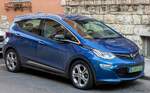 Opel Ampera-e in der Farbe Kinetic Blue.