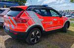 =Volvo EX 40 als Kommandowagen der Feuerwehr LEIPZIG steht auf dem Parkplatz der 2025er Rettmobil in Fulda