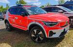 =Volvo EX 40 als Kommandowagen der Feuerwehr LEIPZIG steht auf dem Parkplatz der 2025er Rettmobil in Fulda