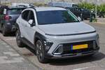 Hyundai Kona, steht am Stra�enrand.