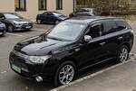 Hier ist ein Mitsubishi Outlander PHEV zu sehen. Die Aufnahme stammt von 11.2024.