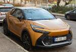 Hier ist ein Toyota C-HR Mk2 in der Farbe Flare Yellow zu sehen.