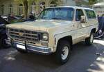 Chevrolet K5 Blazer 4x4 in der Ausstattungsversion  Bonanza . Der gezeigte  Blazer Bonanza  gehört zur so genannten zweiten Generation der erfolgreichen SUV-Baureihe Blazer, die Chevrolet bereits 1969 auf den Markt brachte. Die zweite Generation stand dann ab 1972 bei den Händlern und blieb mit einigen optischen Retuschen bis 1991 im Verkaufsprogramm. Der gezeigte K5 dürfte ein 1978´er oder 1979´er Modell sein. Basismotorisierung war ein V8-Motor mit einem Hubraum von 305 cui (4998 cm³) und einer Leistung von 142 PS. Gegen Aufpreis waren auch Motorisierungen mit 5.7 Litern und 6.0 Litern Hubraum möglich. 17. Oldtimertreffen in der Altstadt von Essen-Kettwig am 01.05.2025.