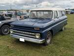 Chevrolet Suburban im Farbton dark aqua aus dem Modelljahr 1966. Basierend auf dem CK-Chassis der General Motors Pickup-Baureihen wurde das Kombimodell Suburban aufgebaut. Das Modell war als C10 mit Hinterradantrieb oder als K10 mit Allradantrieb lieferbar. Die Baureihe gilt als einer der Vorl�ufer heutiger, moderner, SUVs und vereinte damals die Robustheit eines Nutzfahrzeugs mit dem Platzangebot f�r bis zu acht Passagiere. Als antrieb standen vier verschiedene Motoren zur Auswahl: Zwei Sechszylinderreihenmotoren mit Hubr�umen von 250 cui (4097 cm�) mit 155 PS und 292 cui (4785 cm�) mit 170 PS, sowie zwei V8-Motoren mit 283 cui (4638 cm�) mit 175 PS und zu guter letzt 327 cui (5359 cm�) mit 220 PS. Castle Combe Vintage Show am 19.05.2024 in Wiltshire/England.