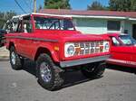 Ford Bronco des Modelljahres 1974 im Farbton coral.