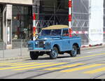 Blauer Land Rover unterwegs in der Stadt Zürich am 27.04.2024