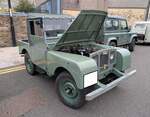Wahrscheinlich einer der letzten Überlebenden: Land Rover Series 1 aus dem Jahr 1949. Vorgestellt wurde der neuartige Geländewagen für die Landwirtschaft (so wurde der Land Rover damals beworben) im Frühjahr 1948 auf der Amsterdam Motor Show. Markant sind bei den  Landys  der ersten Serie die hinter dem Kühlergrill montierten Frontscheinwerfer. Die ersten Modelle hatten einen 80 Zoll Radstand. Der Vierzylindermotor des  Allradlers  hat einen Hubraum von 1595 cm³ und leistete 60 PS. Classic car meeting in Brynmawr/South Wales am 27.07.2025.
