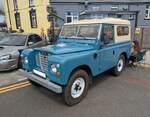 Land Rover Series III SWB (S hort W heel B ase) im Farbton marine blue aus dem Jahr 1976. Die Land Rover der Baureihe Series III wurde von 1971 bis 1985 gebaut. In dieser Zeit wurden rund 440.000 Fahrzeuge dieses Typs (alle Modelle zusammen gerechnet ...